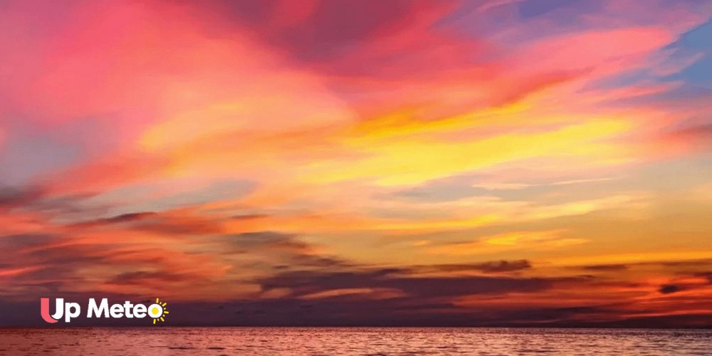 Vi siete mai chiesti cosa renda i tramonti autunnali così unici, con quei cieli che si accendono di rosso e d’oro? Non è soltanto suggestione: in questa stagione la luce cambia davvero. Ma come mai?