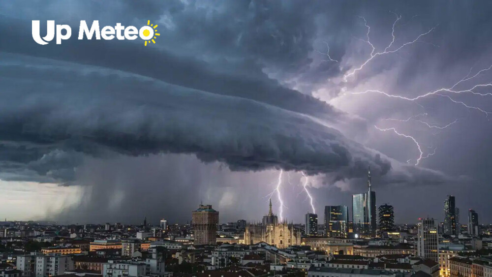 Ampia veduta del peggioramento più forte dell'Estate 2026 in Italia. Ma ad essere coinvolto sarà soprattutto il Nord Italia assieme ad alcune aree della Toscana, tuttavia, ci sono probabilità che l'instabilità atmosferica buchi l'anticiclone caldo che si sta espandendo nelle altre regioni causando improvvisi temporali.