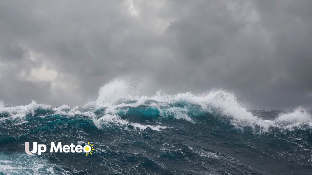 La presenza di un vasto tratto di acque calde, da Creta fino a Malta, e uno “shear” del vento molto debole favoriranno le possibilità di vedere una ciclogenesi dalle caratteristiche subtropicali sullo Ionio.