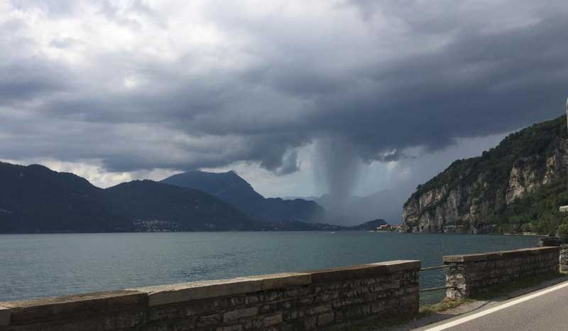 Impropriamente detto da alcuni bomba d'acqua, quello in foto e un wet microburst, un intenso rovescio associato a colpi di vento discendente. sul bordo visibili i fulmini, che spesso cadono, con grande pericolo, nelle zone dove ancora non piove. Lunedi potremmo avere fenomeni simili al nord. 