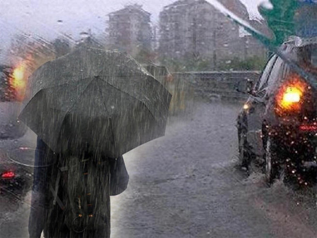 Perturbazione autunnale su parte d'Italia con rovesci e temporali.